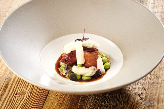 Truube Gais â Das Speiserestaurant â Glasierte Schweinebauch-Röllchen, Shiitake, Rettich, Sojabohnen