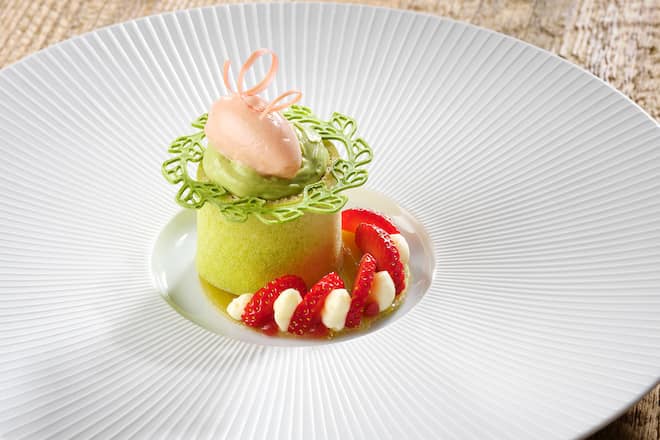 Truube Gais â Das Speiserestaurant â Matcha-Törtchen, Erdbeere, Rhabarber