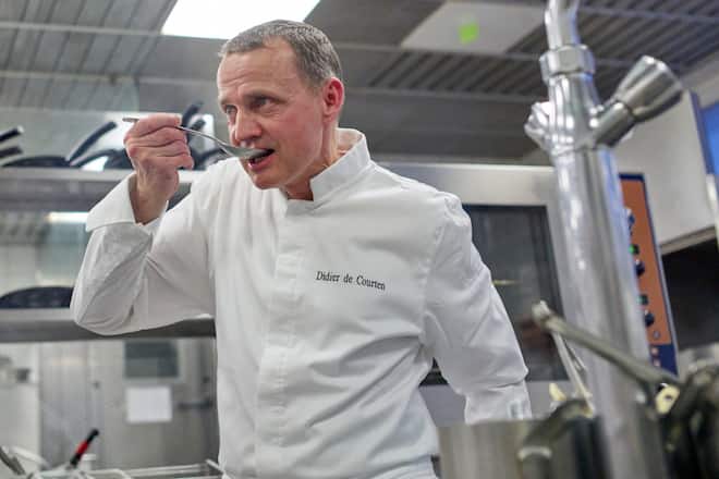 Sierre, le 21 avril 2023, Didier de Courten, donne son dernier service à lâhôtel restaurant le Terminus, 19 points au Gault&Millau, avec sa femme Carmelia © Sedrik Nemeth