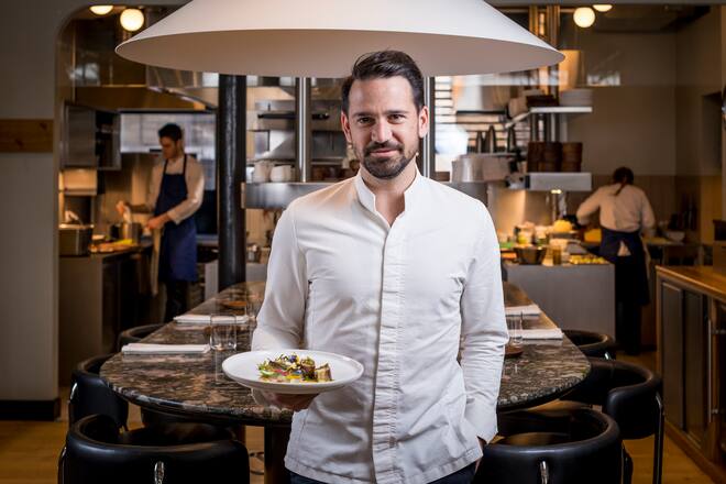 16.03.2023 Geneve - Pub reportage. partenariat G&M. Leguriviera avec Top Chef Yoann Caloue ( Cafes des Banques ). Copyrights vendu a Leguriviera.