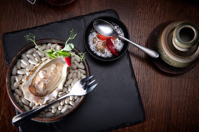 La Sage, le 30 mars 2023, Restaurant Les Collines, Maud et François-Xavier Lemploy, nous présente : ici les huitres Marennes dâOléron numéro 3 et son vinaigre Kiwitre © Sedrik Nemeth