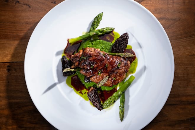 Noix de ris de veau, purée d'épinards, asperges sauvages, morilles