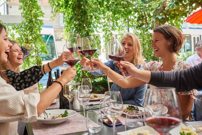 Frauen stossen mit Rosé an