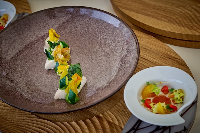 Leuk, le 17 septembre 2023 , Parcours gourmand sur le golf de Leuk, en compagnie de plusieurs chefs étoilés ici Frank Giovannini Soupe de poisson du Léman a lâherbe royale courgettes craquantes au pesto et rillettes aromate , aux vins cave des Amandiers de Alexandre Delétraz © Sedrik Nemeth