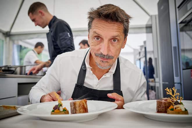 Leuk, le 17 septembre 2023 , Parcours gourmand sur le golf de Leuk, en compagnie de plusieurs chefs étoilés ici Frank Reynaud, pièce de veau rôtie au foin dâalpage sérac à lâail noir et moelleux de bolets à la marjolaine, aux vin domaine Jean René Germanier représenté par Olivier Emery © Sedrik Nemeth