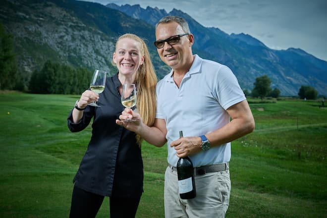 Leuk, le 17 septembre 2023 , Parcours gourmand sur le golf de Leuk, en compagnie de plusieurs chefs étoilés, ici Marie Robert, qui nous présente sa raviole bicolore de truite au yuzu, crémeux de petits pois , avec aux vin le domaine Jean rené Germanier en compagnie de Gilles Besse© Sedrik Nemeth