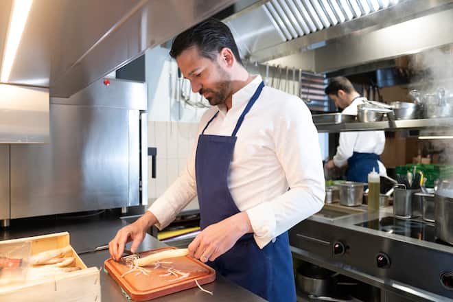 16.03.2023 Geneve - Pub reportage. partenariat G&M. Leguriviera avec Top Chef Yoann Caloue ( Cafes des Banques ). Copyrights vendu a Leguriviera.