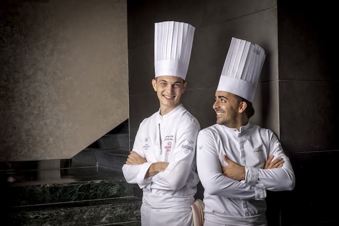 Geneve, le 17 octobre 2024. Les chefs Danny Khezzar du Bayview a Geneve et Franck Pelux du Lausanne Palace vont cuisiner ensemble pour un repas de gala prevu en novembre. Ici ensemble a l Hotel President Wilson. © Magali Girardin