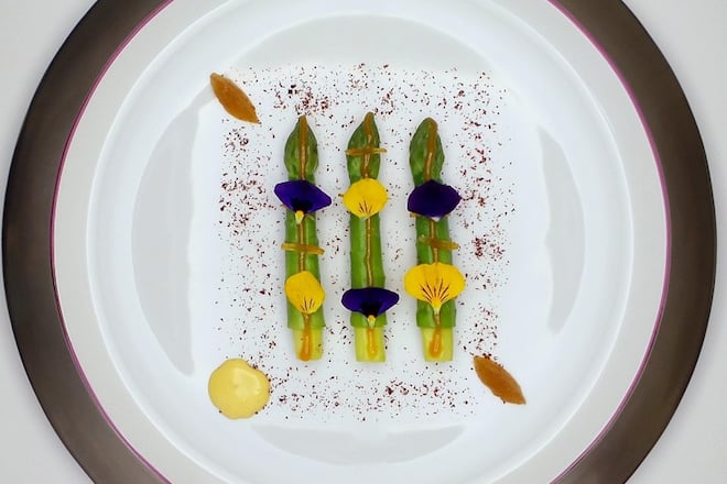 Grüner Spargel, roter Sumak, Yuzu, asiatische Hollandaise, Christian Bau