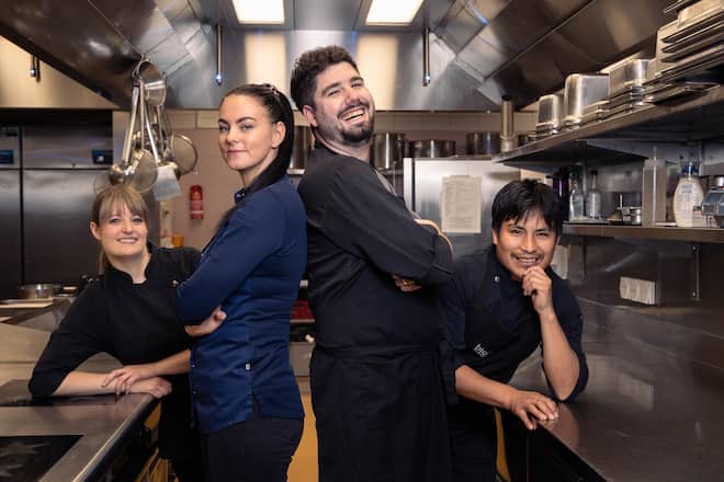 Jeannine Rütimann & Diana Perini vom Restaurant Fredi und Benjamin Oberholzer & Edwin Cruz vom Restaurant bloom, Zürich, ZH bündeln diesen Sommer ihre kreativen Kräfte. Copyright: Restaurant Fredi Genuss im Park, Parkhotel Winterthur, ZH