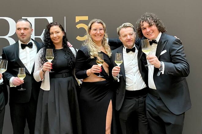 Anstossen vor der Fotowand