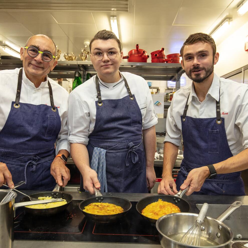 v.l.n.r. Bernhard Ravet, Enkel Leo Ravet und Sohn Guy Ravet, Esprit Ravet, Bernerhof Gstaad © Marcus Gyger
