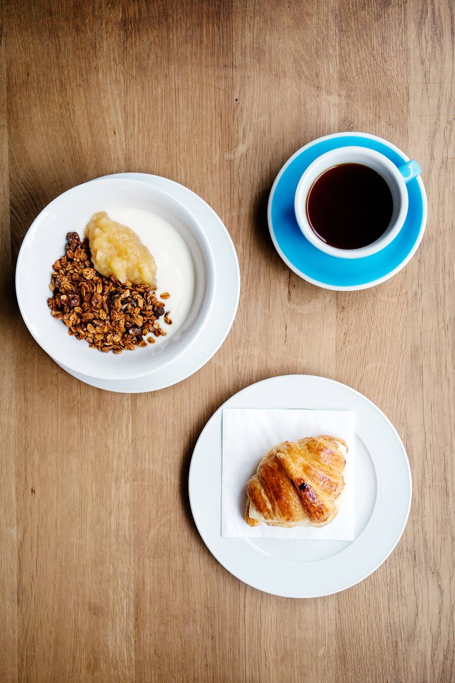 Granola und Croissant von Seri Wada im 169 West