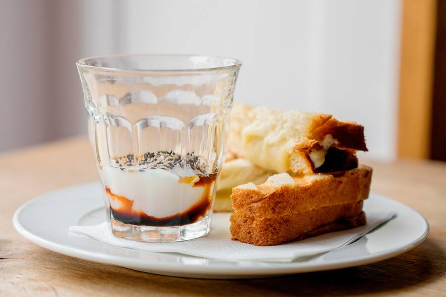 169 West Zurich mit Naturwein und Kaya Toast