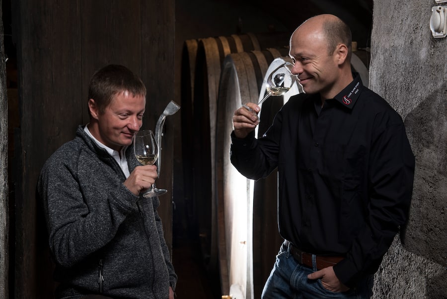 Les vignerons Alain et Marc Emery sur leur domaine à Aigle