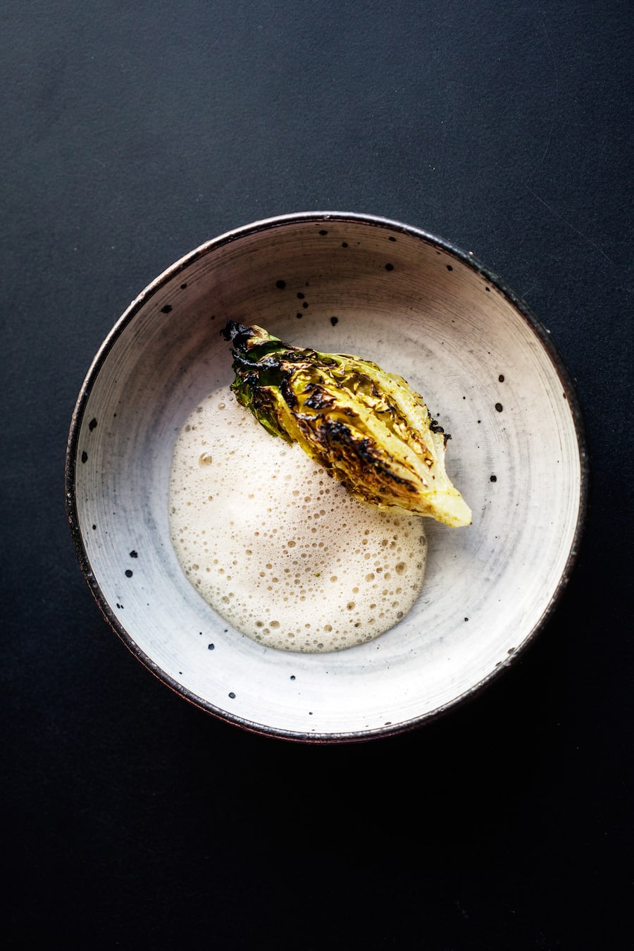 Grillierter Kopfsalat mit Muschelschaum