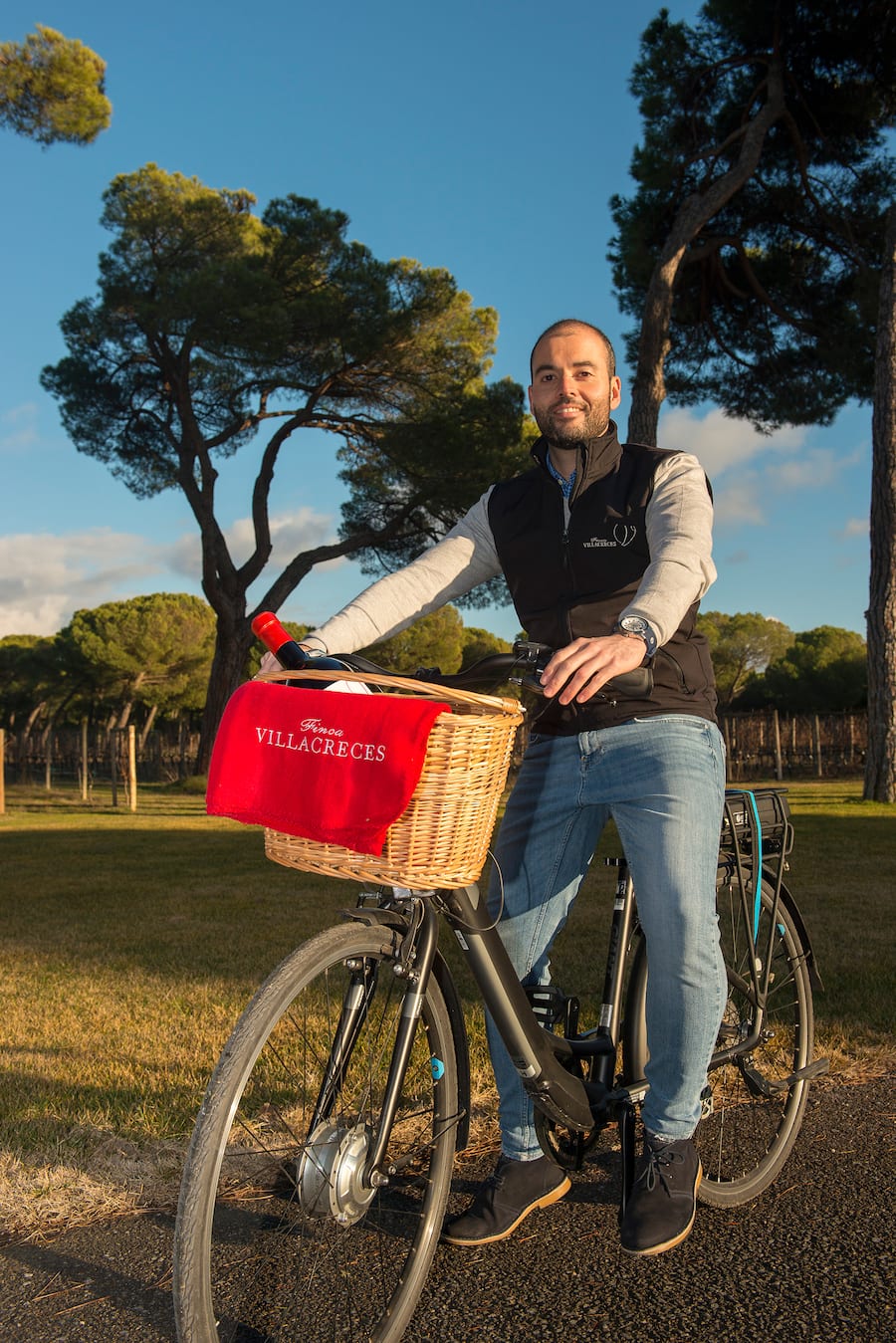Roberto Puras, Verantwortlich für Oenotourismus auf einen E-bike für die Touristen mit Picknickkorb