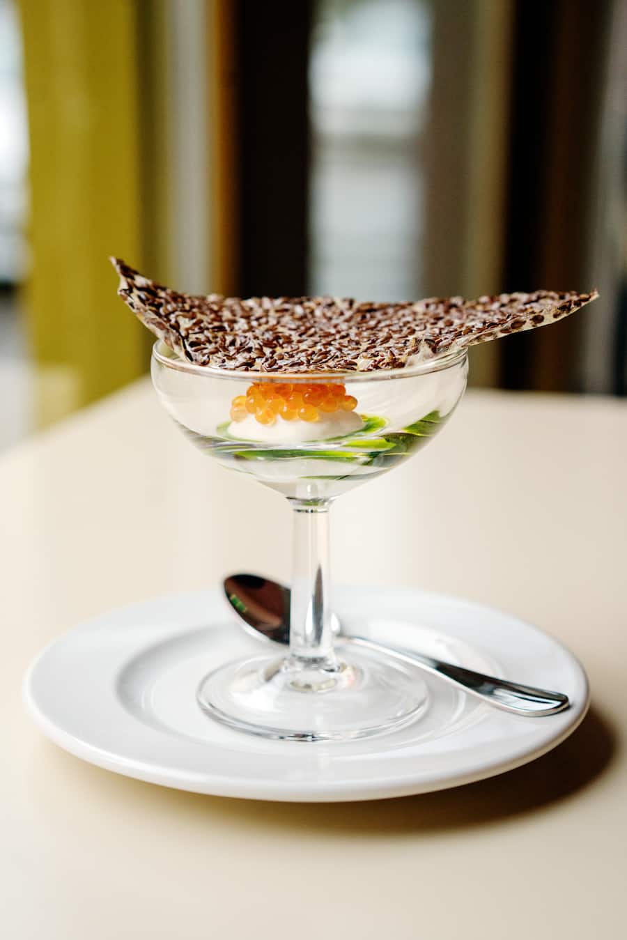 Leinsamenchip mit Schwedenrahm und Forellenroggen im Restaurant Wermut in Zürich