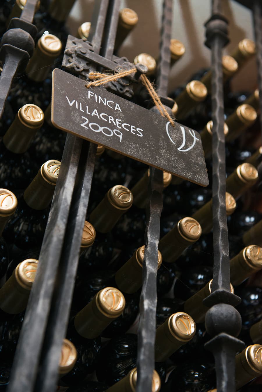 Weinbibliothek mit alten Jahrgängen