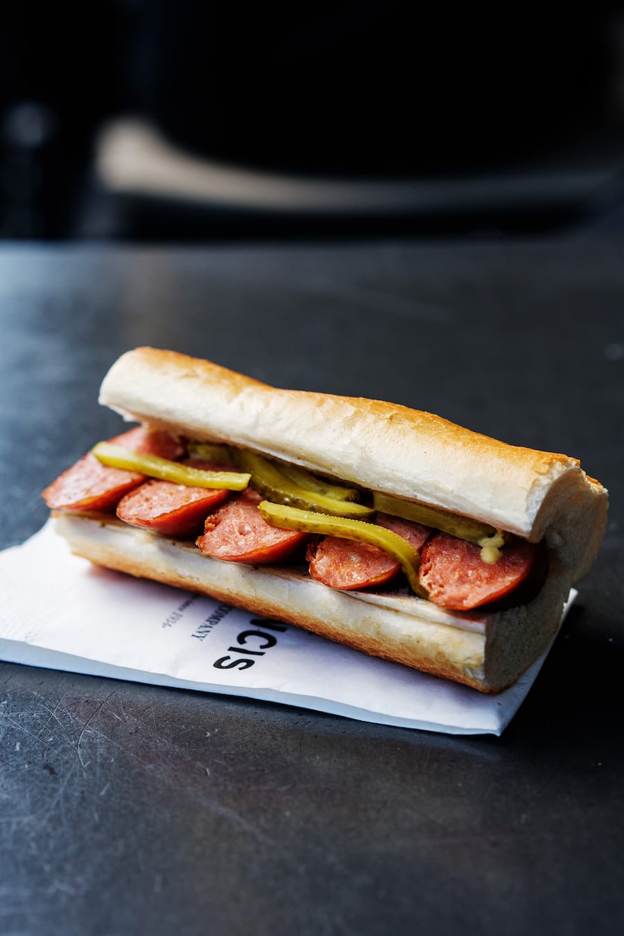 «Cheesy» bei Francis Sausage Company in Zürich vor dem Globus