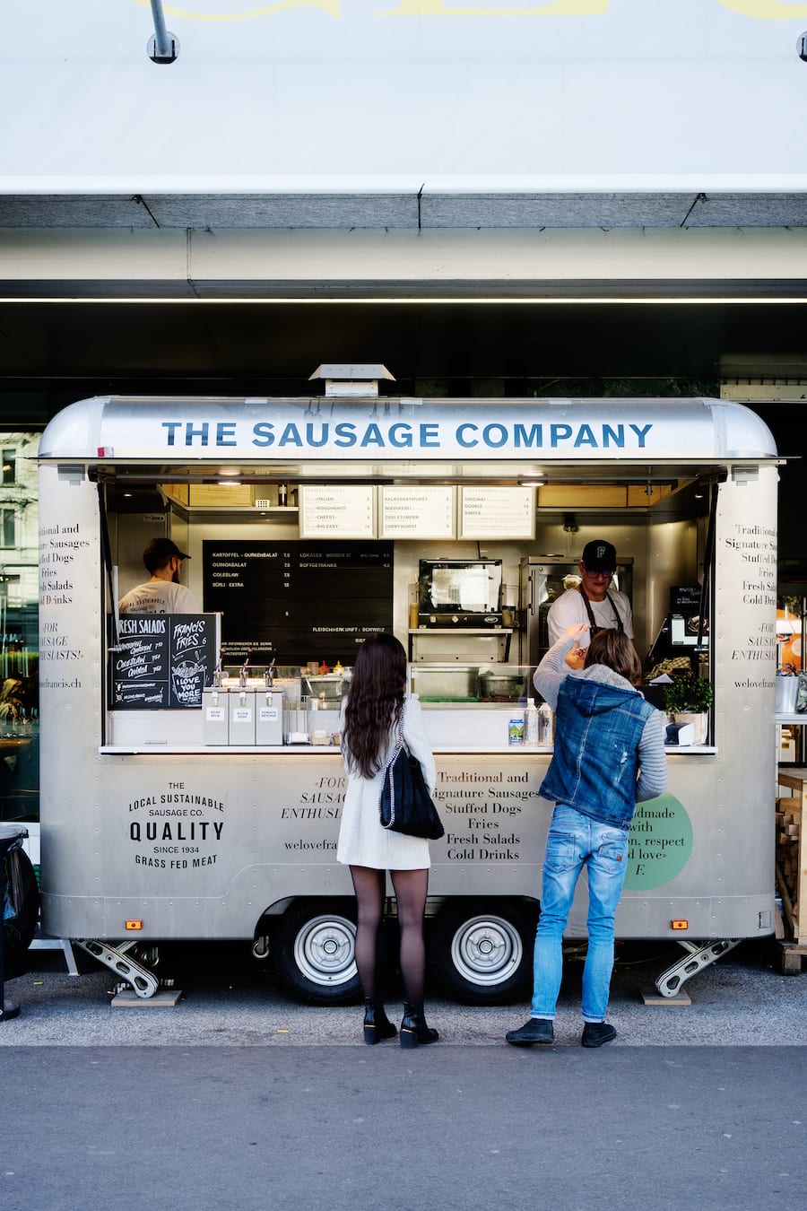 Foodtruck von Francis Sausage Company in Zürich vor dem Globus