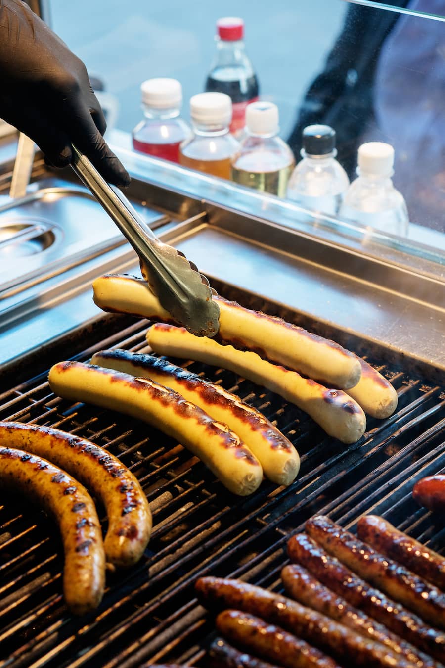 Würste bei Francis Sausage Company in Zürich vor dem Globus