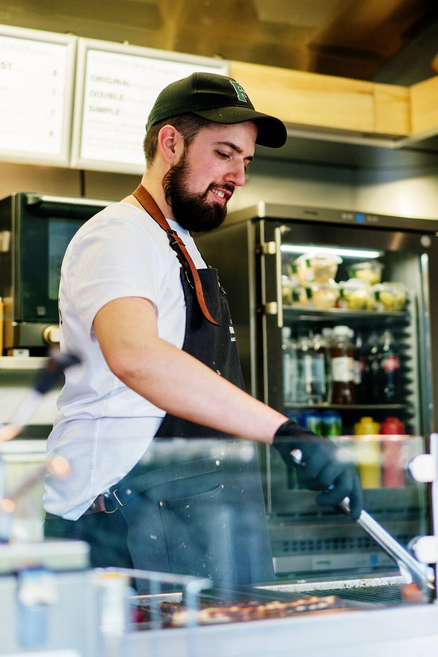 Geschäftsführer Pascal Albisser bei Francis Sausage Company in Zürich vor dem Globus