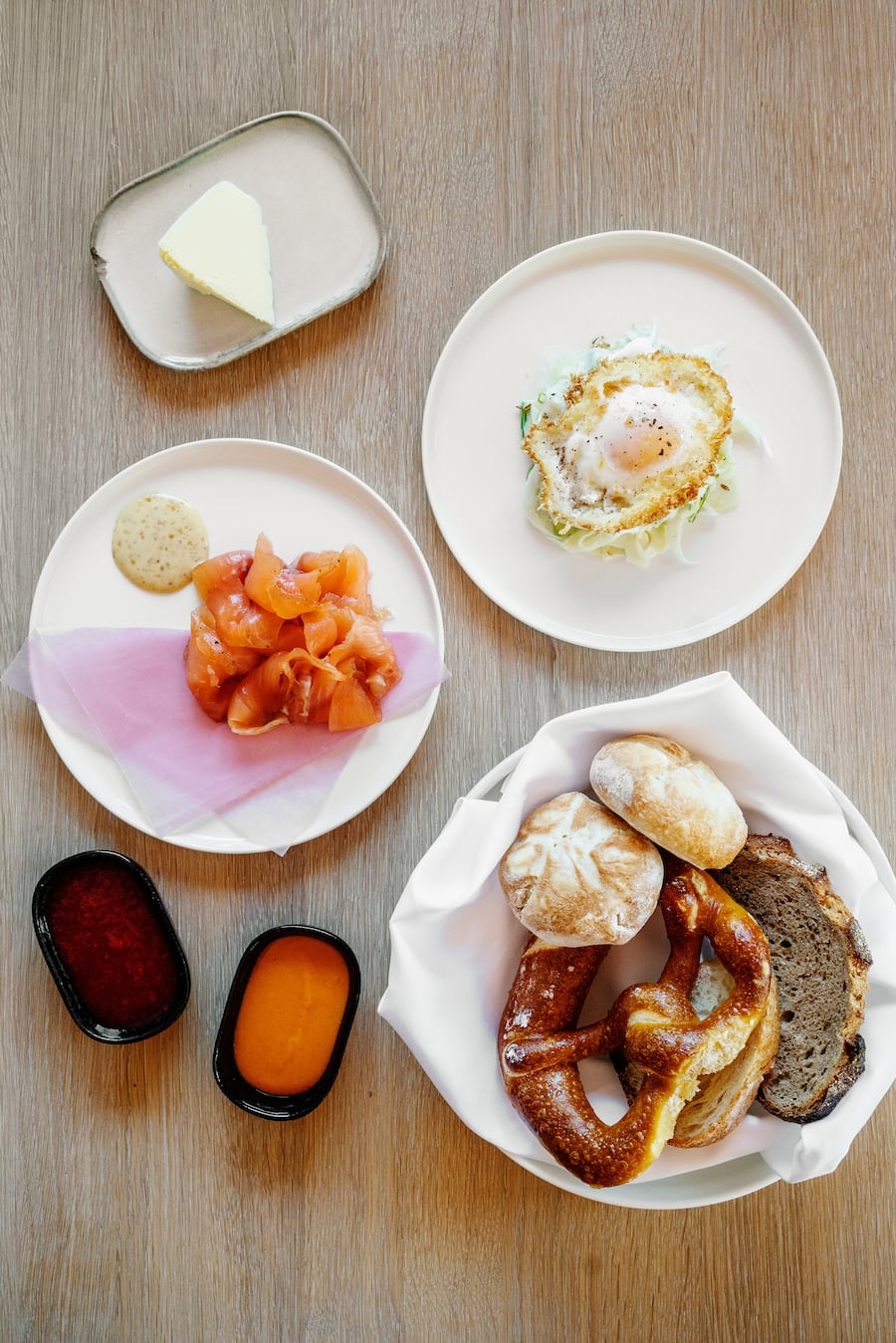 Räucherlachs, Eischnitzel und Brotkorb im Rosi in Zürich von Markus Stöckle