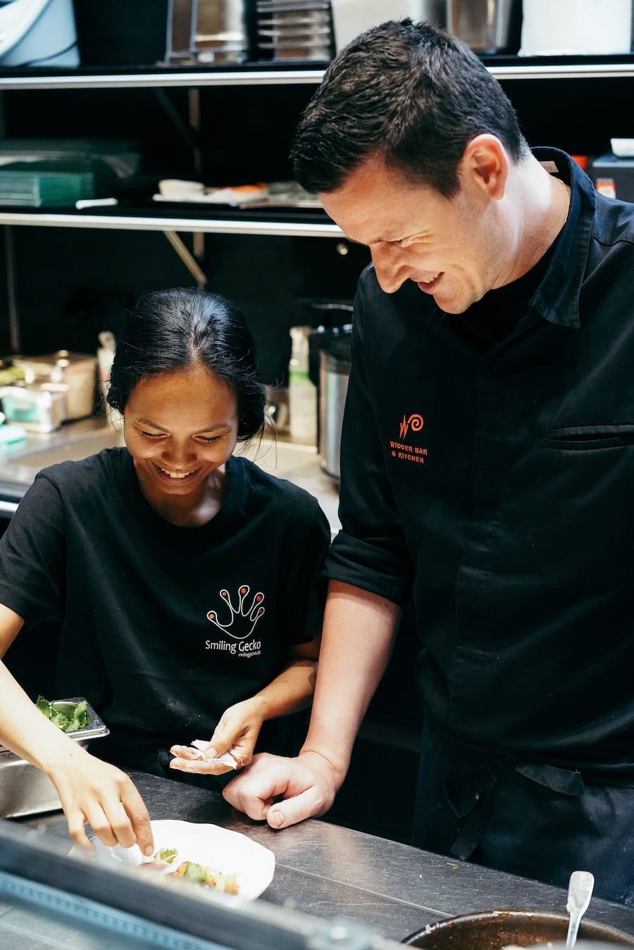 Tino Staub und Mariy un Noun Smiling Gecko