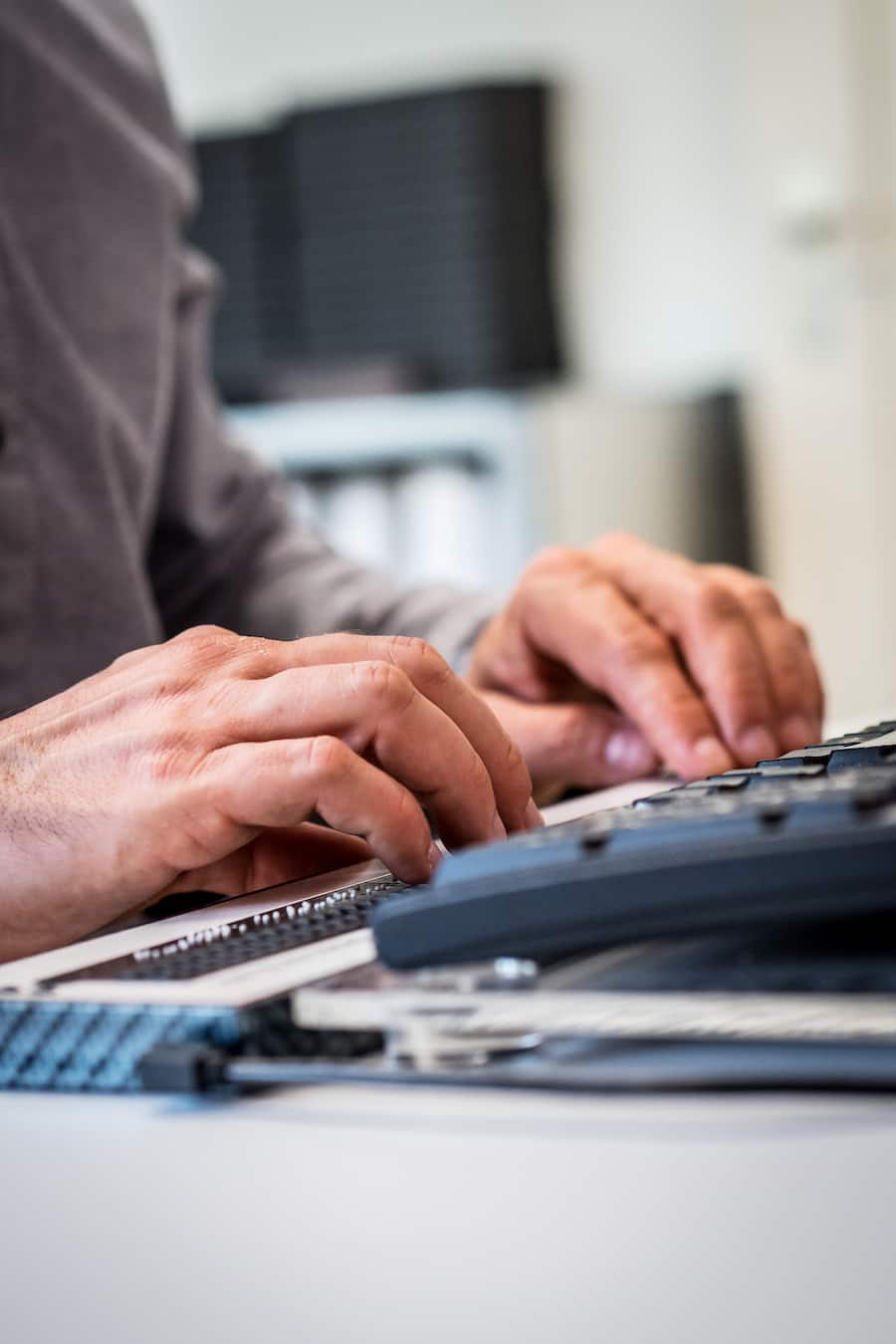 Jean Baldo (Administration/Service) am Servieren im dunklen Restaurant - Das Erlebnisrestaurant "Blinde Kuh" feiert 20 Jahre Jubiläum. Ein Blick hinter die Kulissen mit dem Chefkoch Dirk Simon und dem Sevice- und Administrationsmitarbeiter Jean Baldo und dem Geschäftführer Adrian Schaffner. - Zürich, Freitag, 10. Mai 2019 - Copyright Olivia Pulver
