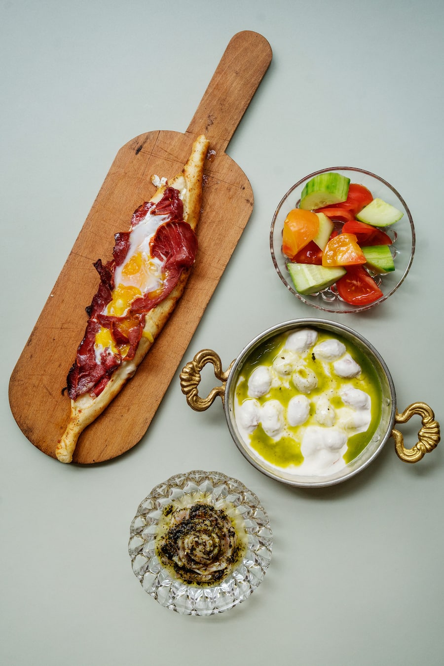 Türkisches Frühstück im Restaurant Gül in Zürich von Elif Oskan mit Pide und Losuk