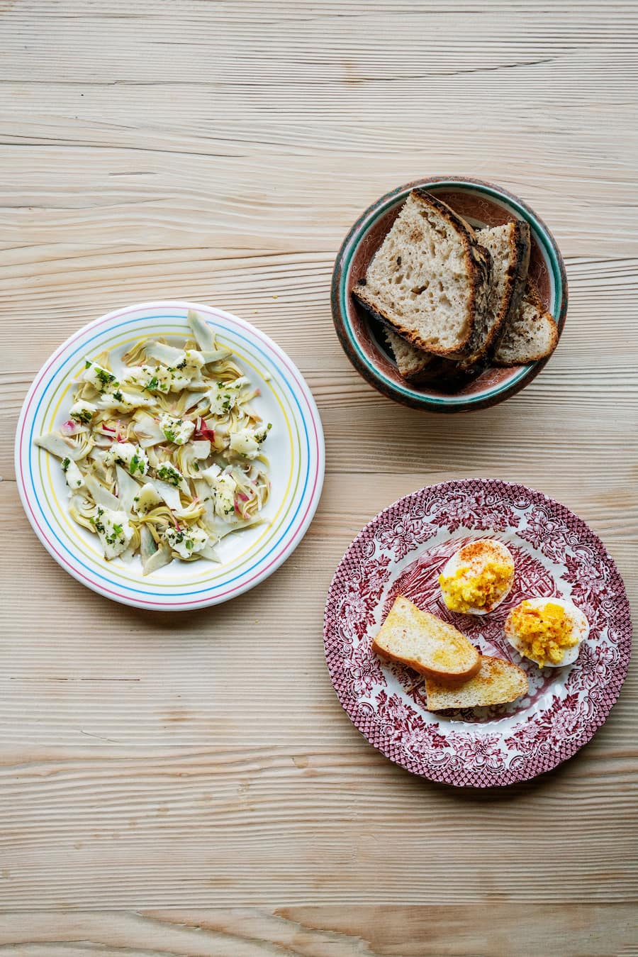 Artischocken und Devilled eggs im Pop-up Zampano von Adrian Ehrat, Florian Kalotay, Margaretha Jüngling, Agata Felluga und Pierre Jancou in Zürich