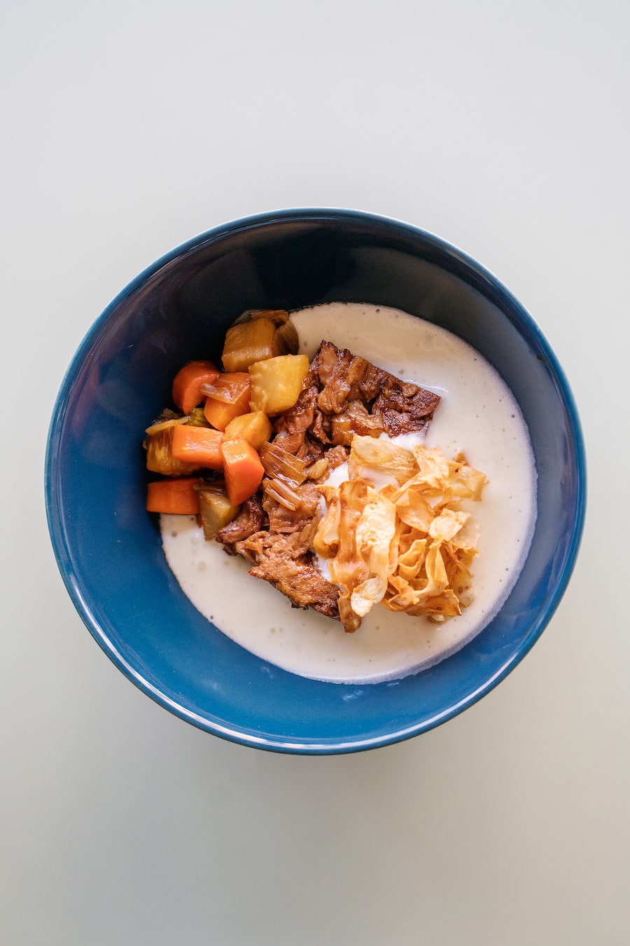 Lammschulter mit Mirepoix, Knollensellerie-Chips und Kartoffel-Espuma von Pascal Bertschinger und Roger Greber im Pop-up «Brutal» im Restaurant «Coming soon» in Zürich an der Langstrasse