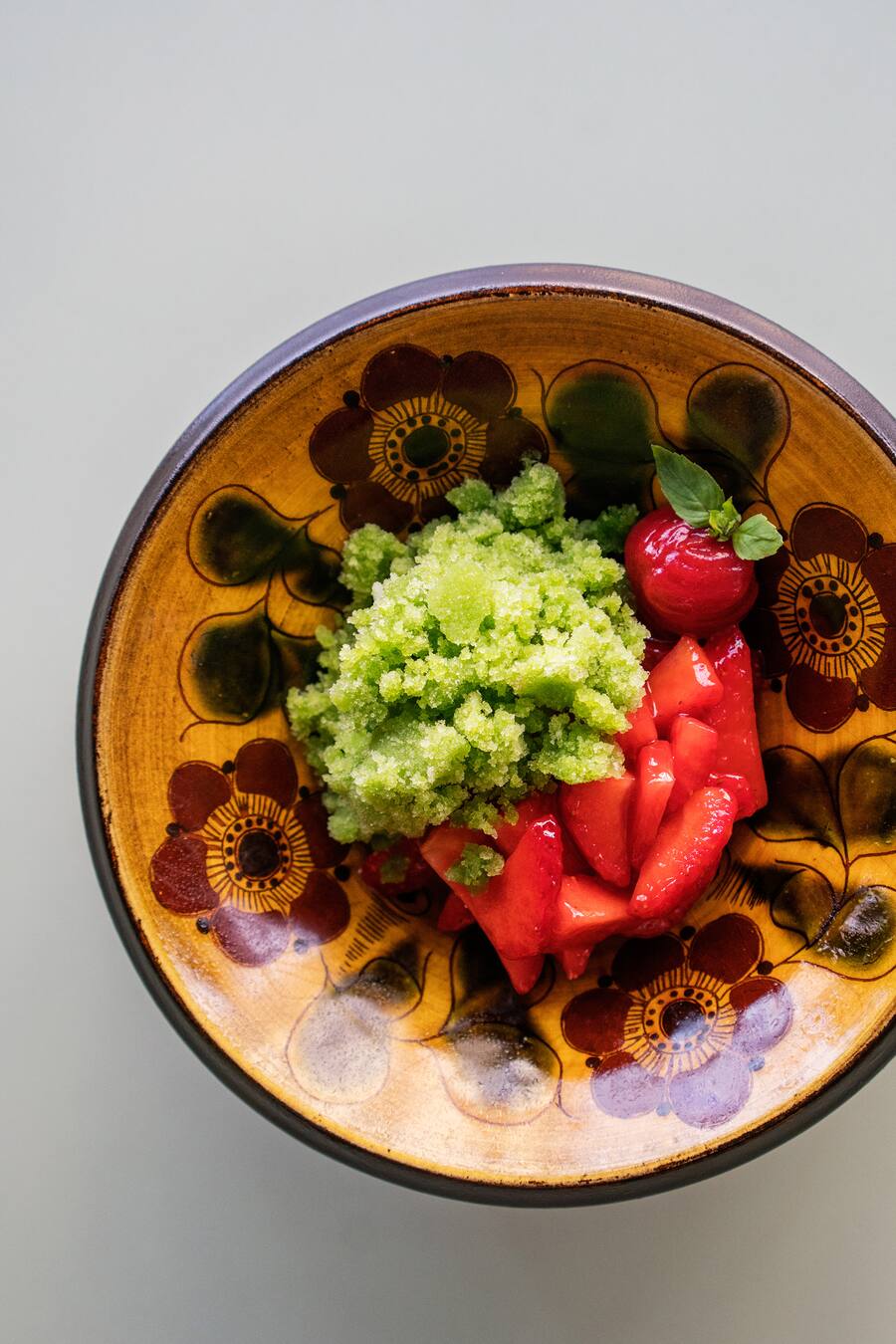 Marinierte Erdbeeren mit Basilikum-Granité von Pascal Bertschinger und Roger Greber im Pop-up «Brutal» im Restaurant «Coming soon» in Zürich an der Langstrasse