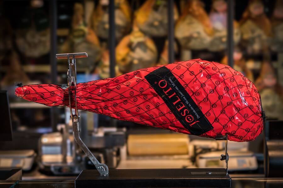 Foto: Joseph Khakshouri 07.06.2018Globus Food Scout Richard Kägi Mit Schinken und ChampagnerGlobus Zürich (ZH)