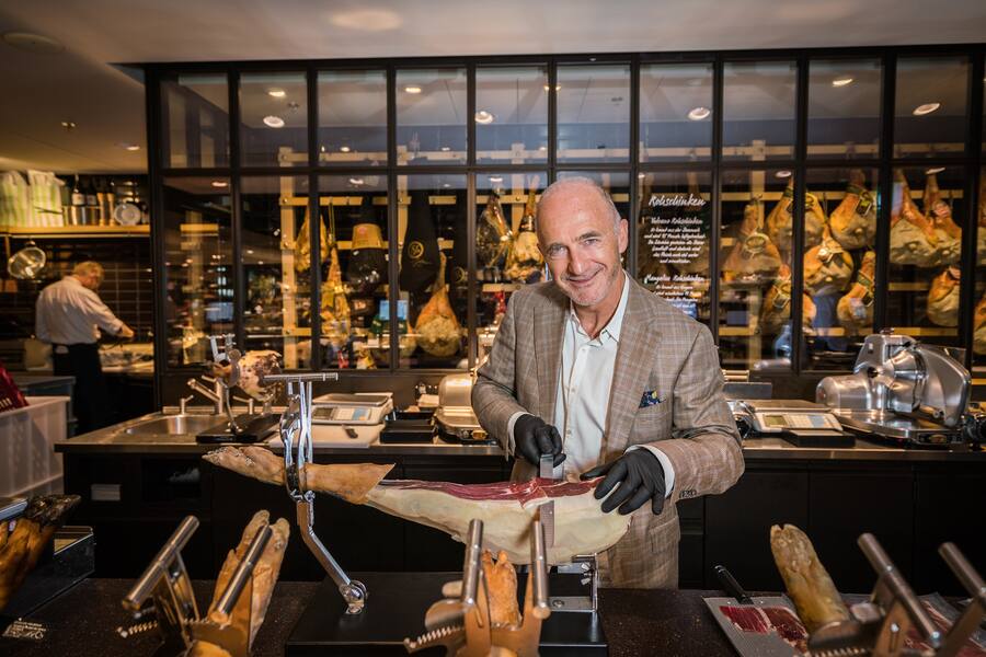 Foto: Joseph Khakshouri 07.06.2018Globus Food Scout Richard Kägi Mit Schinken und ChampagnerGlobus Zürich (ZH)