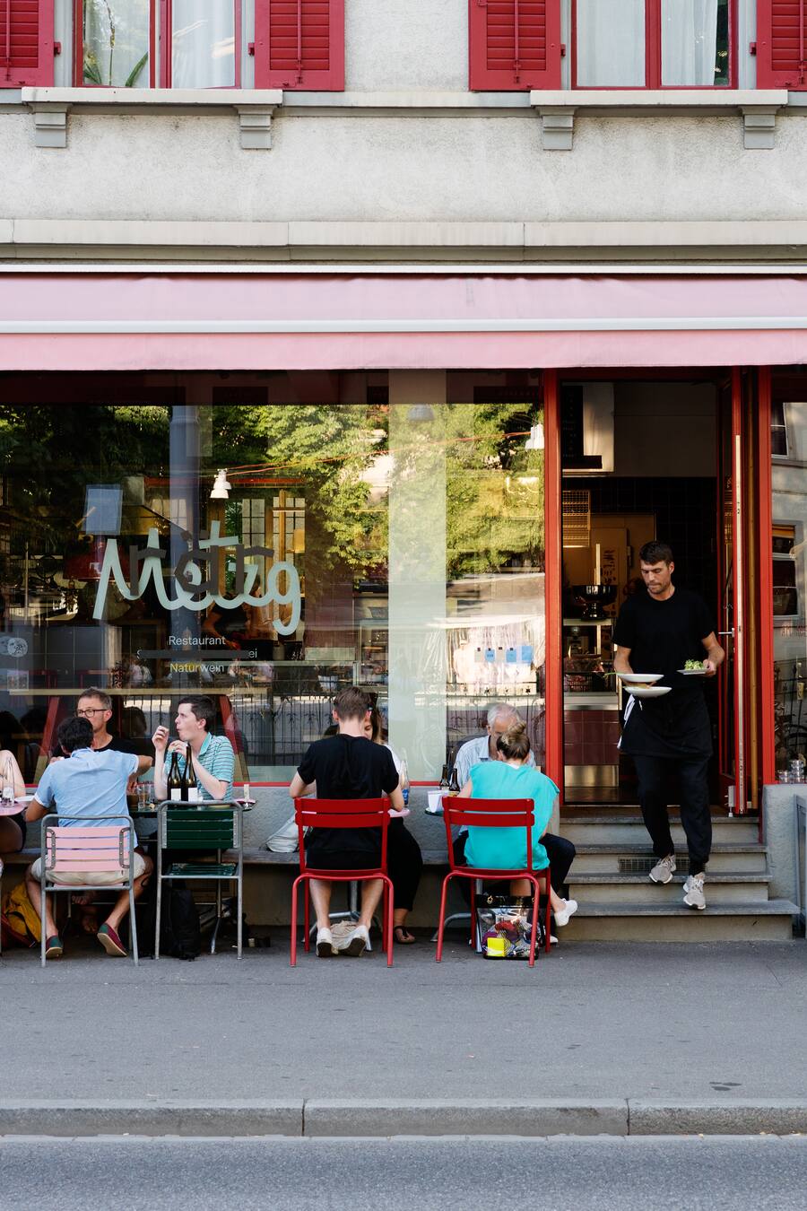 Pop-up «Rär» von Margaretha Jüngling, Samuel Envall Utbult, Andrea Rothenberger und This Schälchli in der «Metzg» mit Gemüse von Matthias Hollenstein