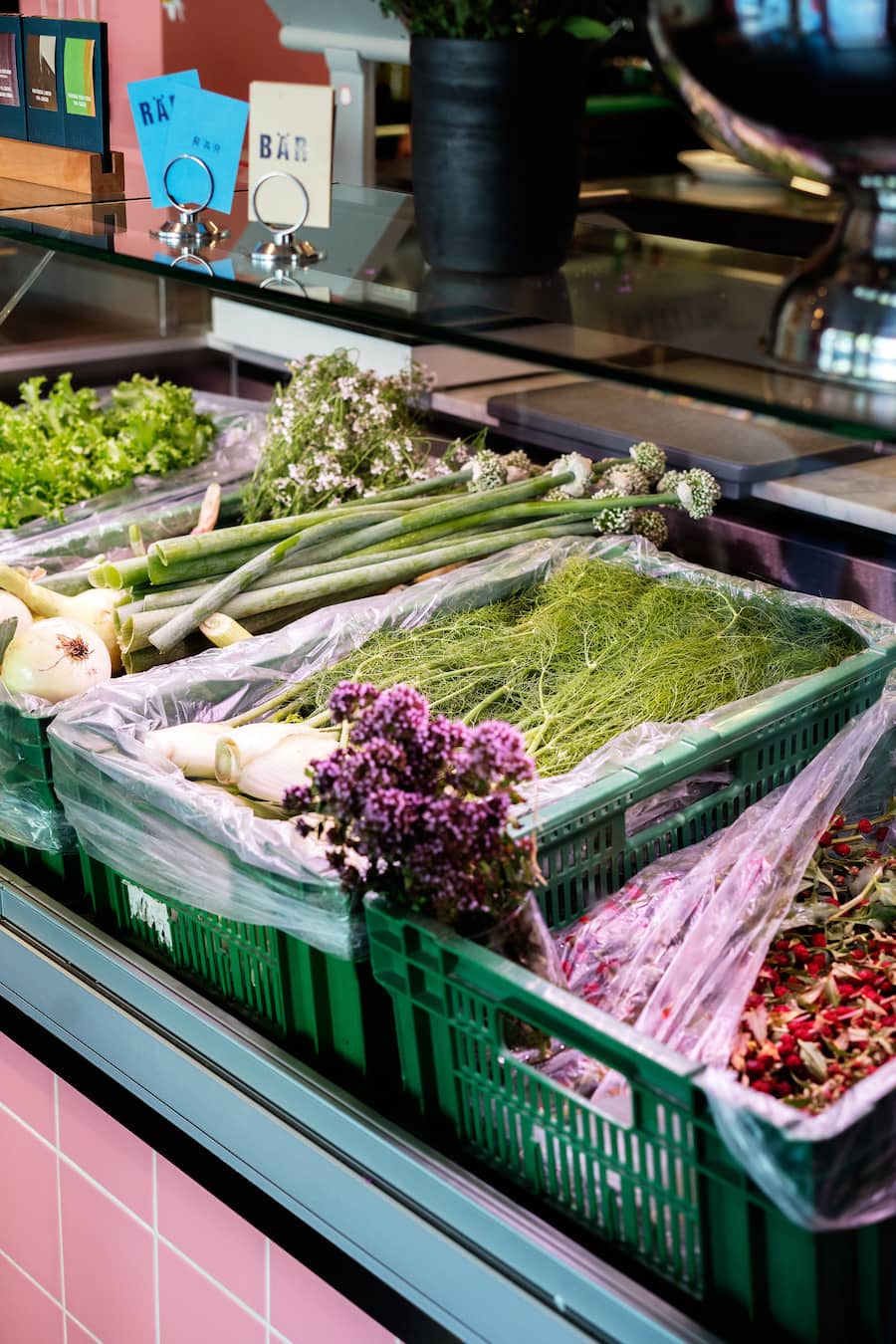 Pop-up «Rär» von Margaretha Jüngling, Samuel Envall Utbult, Andrea Rothenberger und This Schälchli in der «Metzg» mit Gemüse von Matthias Hollenstein