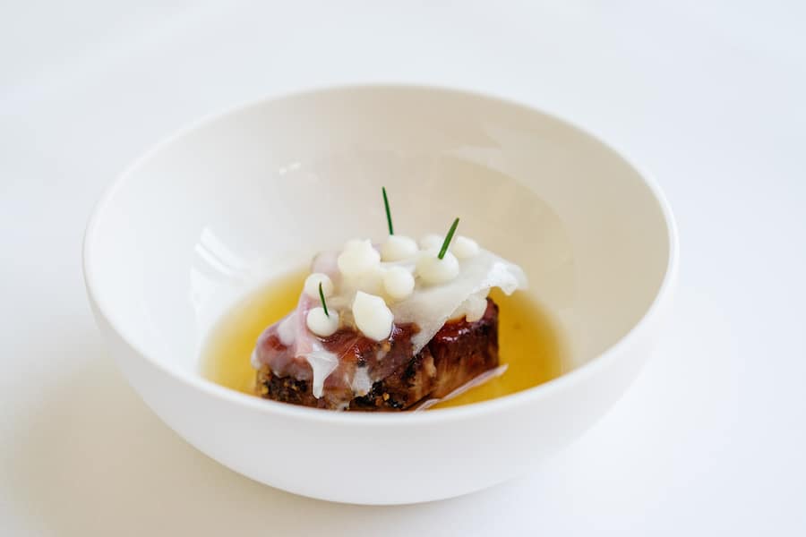 *Andreas Caminada (Schloss Schauenstein)*Schwein, BBQ, Dörrbirne