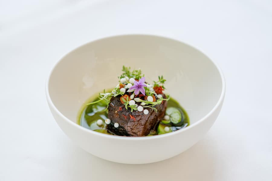 *Heiko Nieder (The Restaurant)*Ochsenbacke, grüner Spargel, Kräuter, BBQ-Sauce