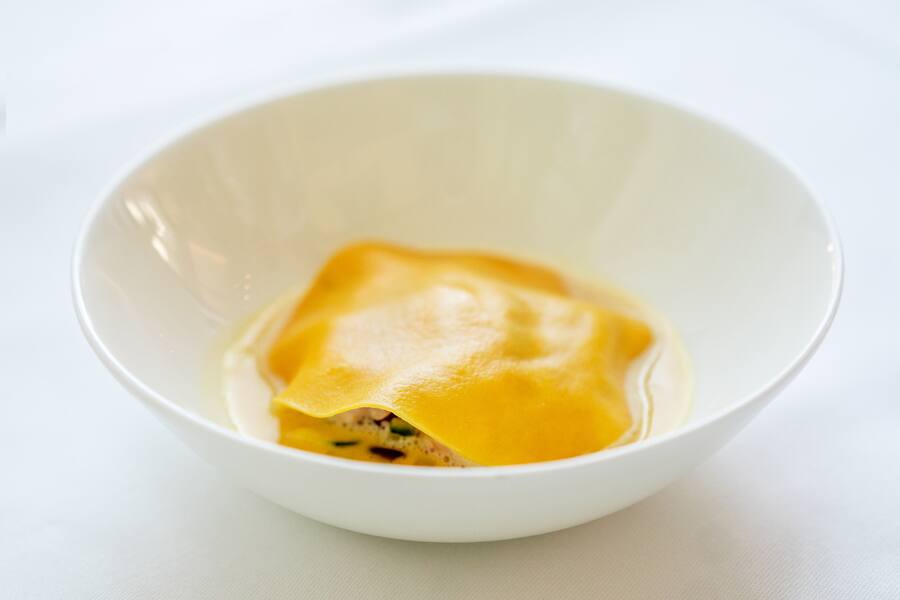 *Rico Zandonella (Ricoâs)*Offener Raviolo mit Langoustine, Zucchetti, dreierlei Zitrone