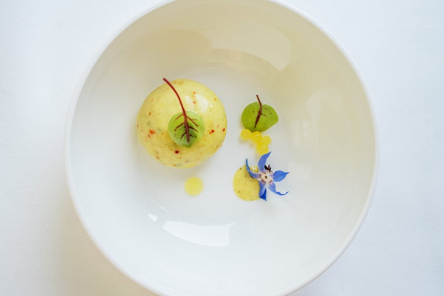 *Marie Robert (Le Café Suisse)*Stachelige Perlhuhn-Kugel mit Pastis-Ananas-Füllung