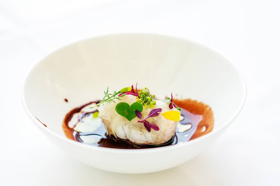 *Jeroen Achtien (Sens)*Kaiergranat, Mole mit Schweineblut, junge Mango, Papaya