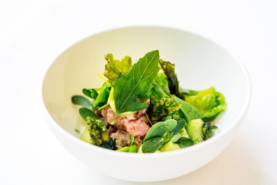 *Tanja Grandits (Stucki Basel)*Kalbstatar, Wildkräuter-Tempura, Meerrettich, Molke