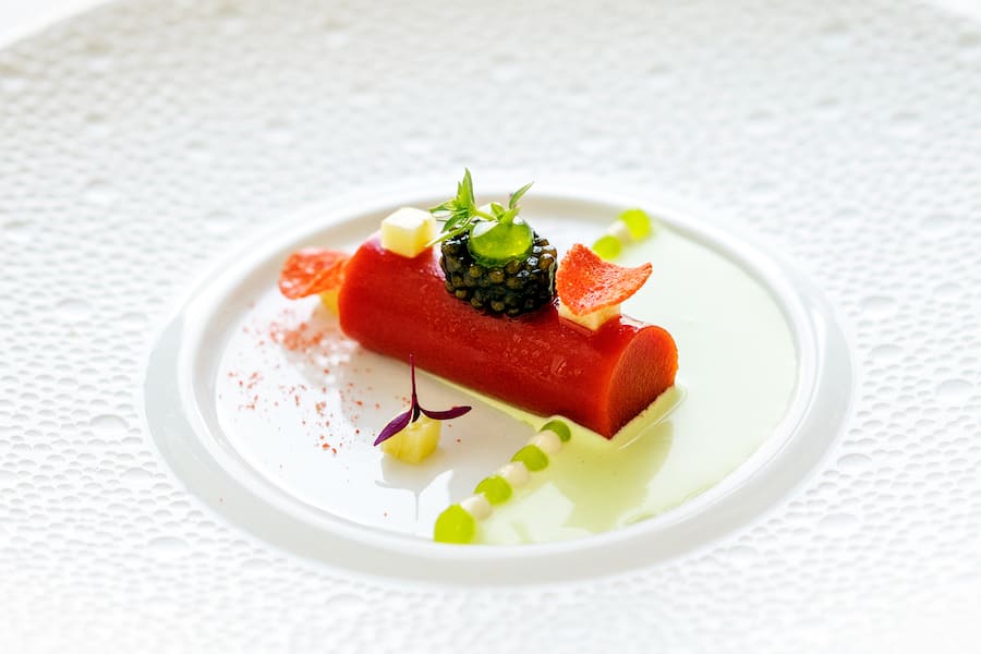 *Didier de Courten (Restaurant Didier de Courten)*Zylinder aus Walliser Tomaten, Kaviar-Perlen, Artischocken, Velouté
