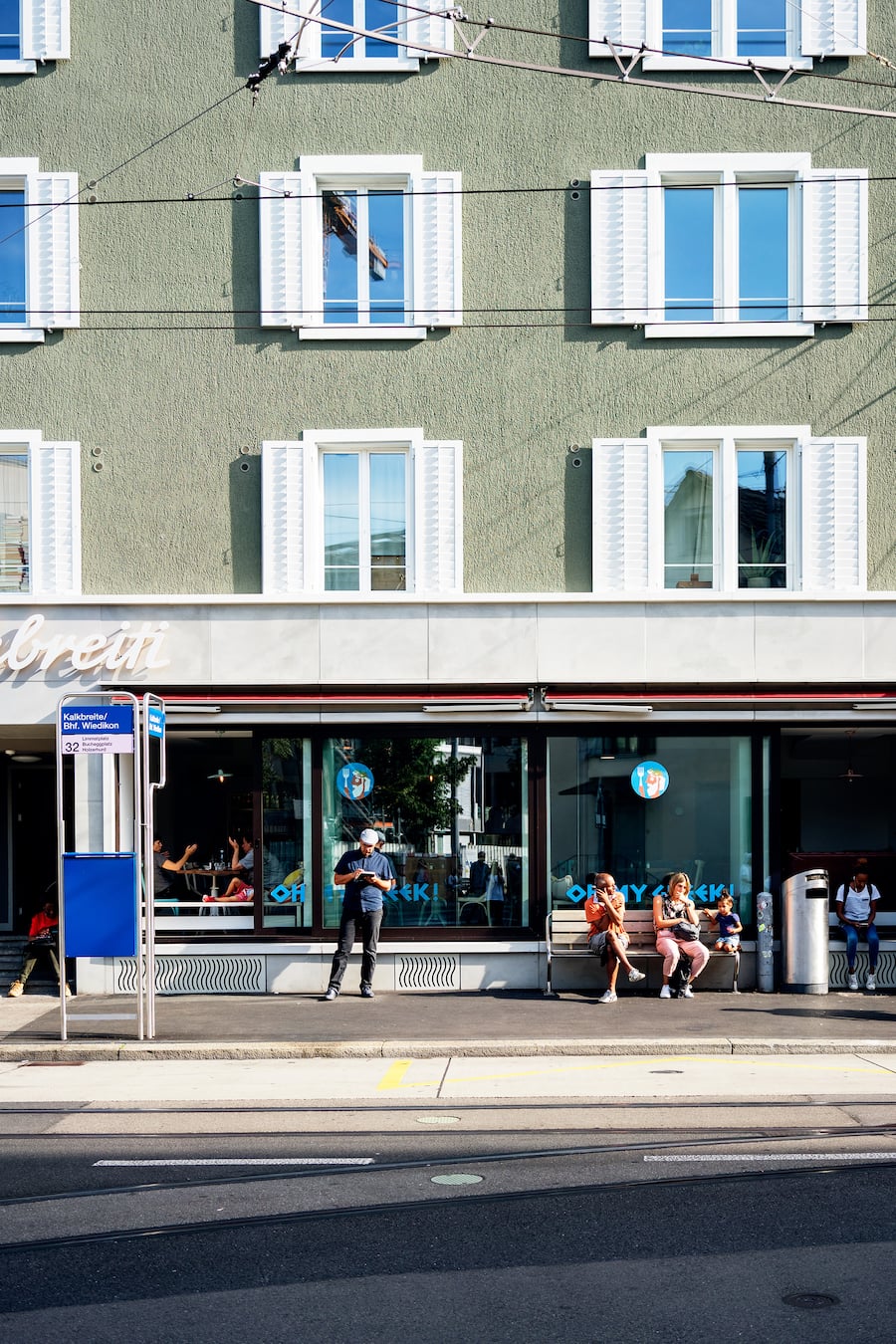 Aussenfassade vom griechischen Restaurant Oh my greek bei der Haltestelle Kalkbreite in Zürich