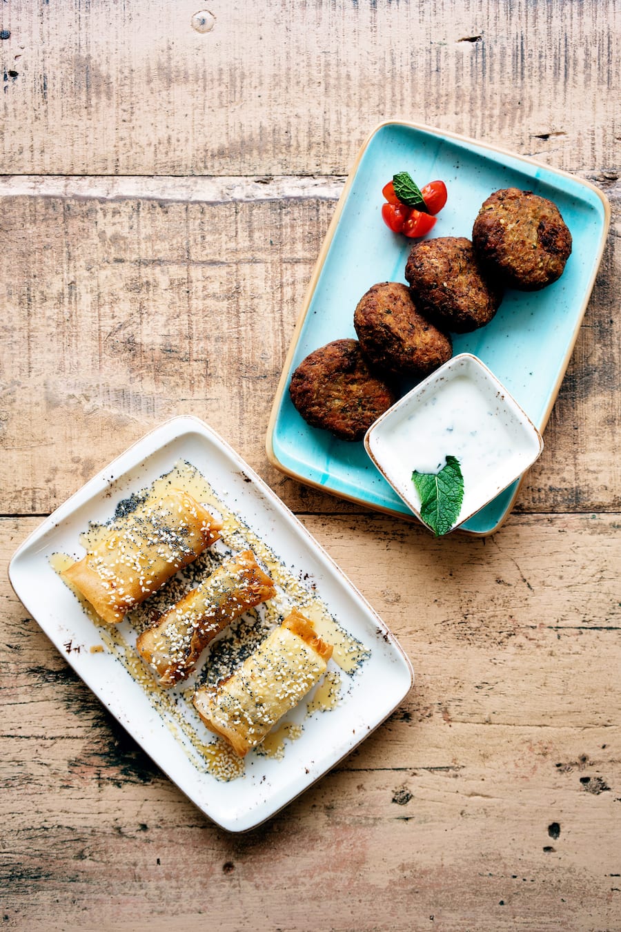 Zucchini Fritters und Feta im Filoteig im griechischen Restaurant Oh my greek bei der Haltestelle Kalkbreite in Zürich