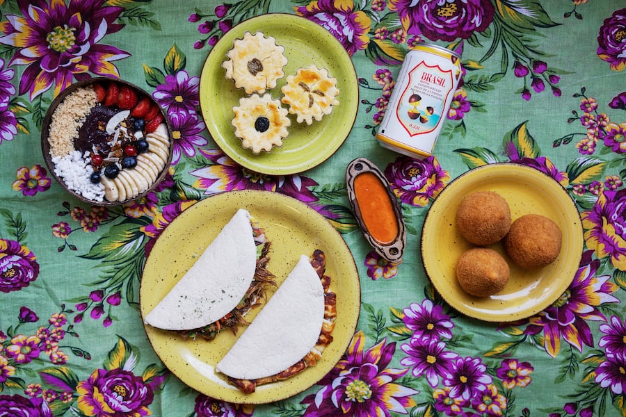 Acai Bowl, Tapioca, Coxinha, Pao de Queijo und Empada im brasilianischen Restaurant Bang on in Zürich von Rejane Galley