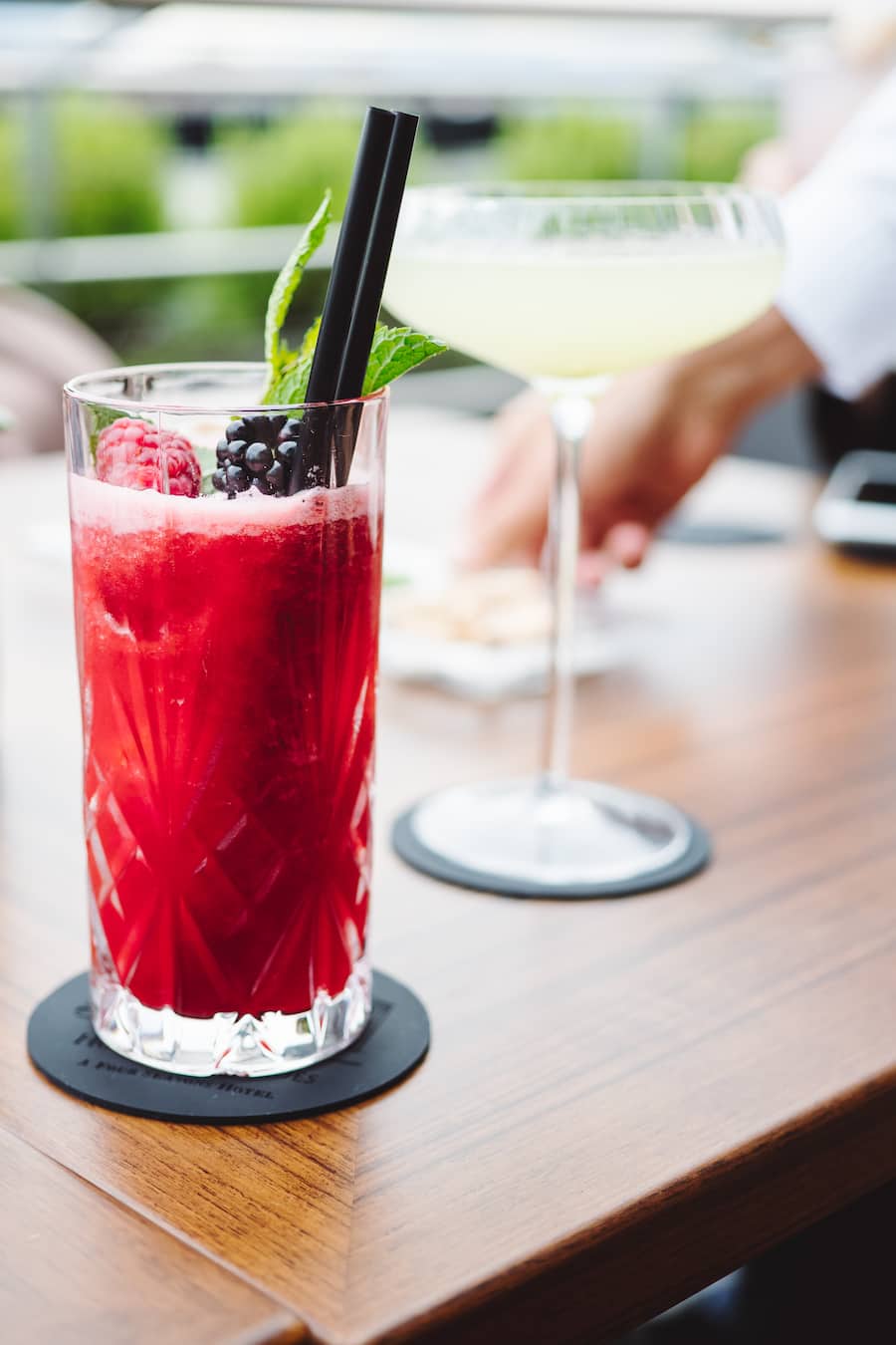 Cocktails aus dem Izumi; das Restaurant auf der Dachterrasse - Swiss Deluxe Hotel Tour: Four Seasons Hotel Des Bergues Geneva, Abendessen im Izumi und Il Lago - Genf - 2. September 2019 - Copyright Olivia Pulver
