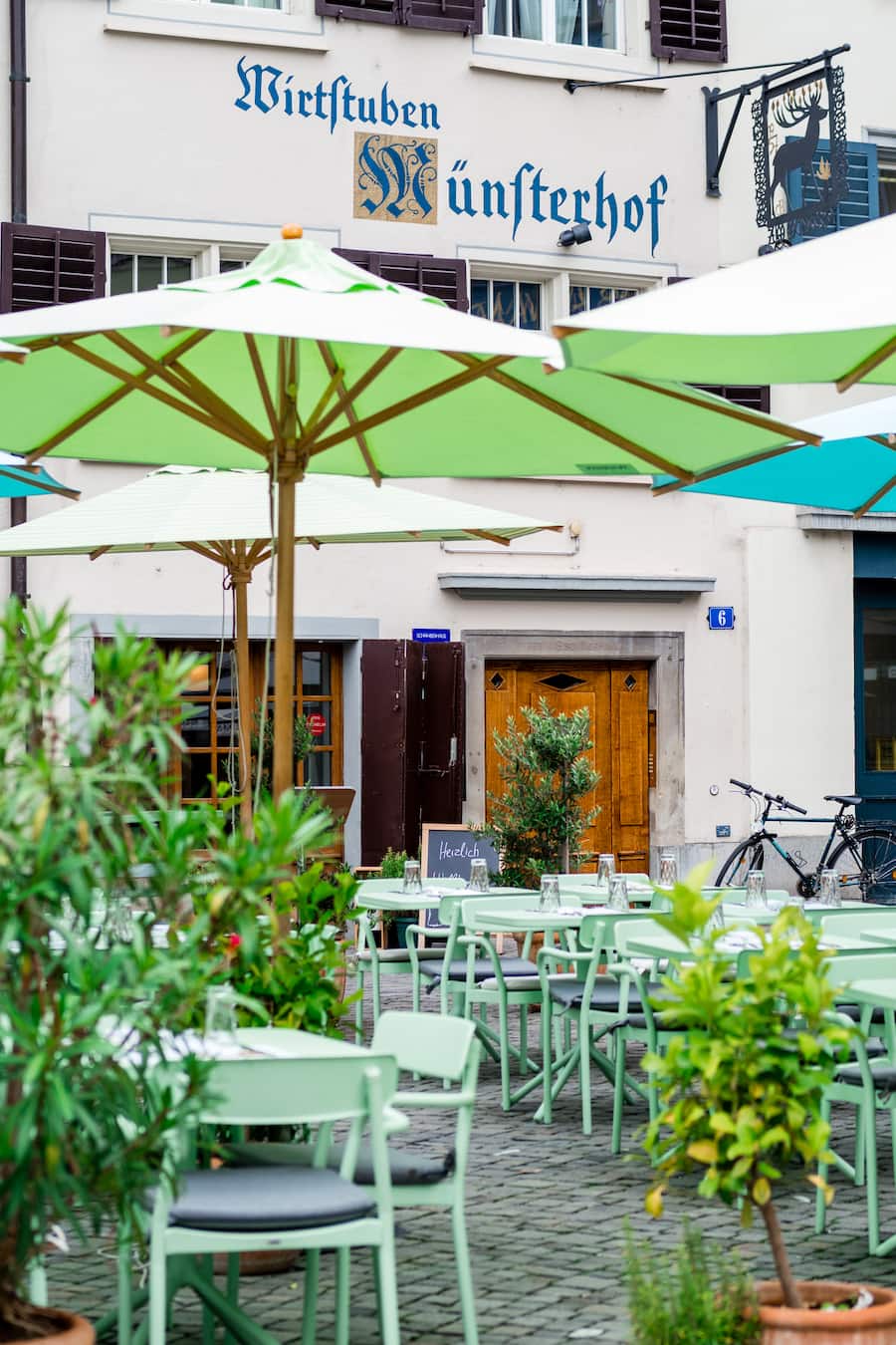 Karim Schumann (Chefkoch) kocht im Münsterhof, Zürich und besucht mit GaultMillau den Wochenmarkt auf dem Bürkliplatz, Zürich - Freitag, 23. August 2019 - Copyright Olivia Pulver